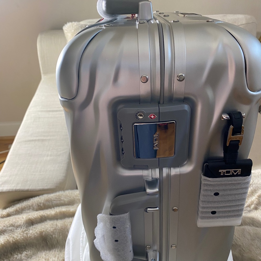 TUMI ALUMINUM  19 Degree' Silver INTERNATIONAL  CARRY ON